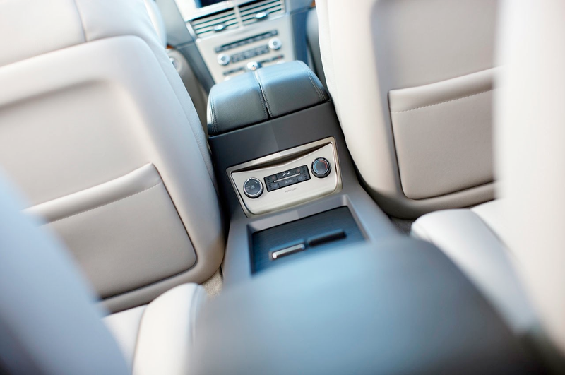 Illustration for article titled 2010 Lincoln MKT: Crossover For The Super-Segmented Masses